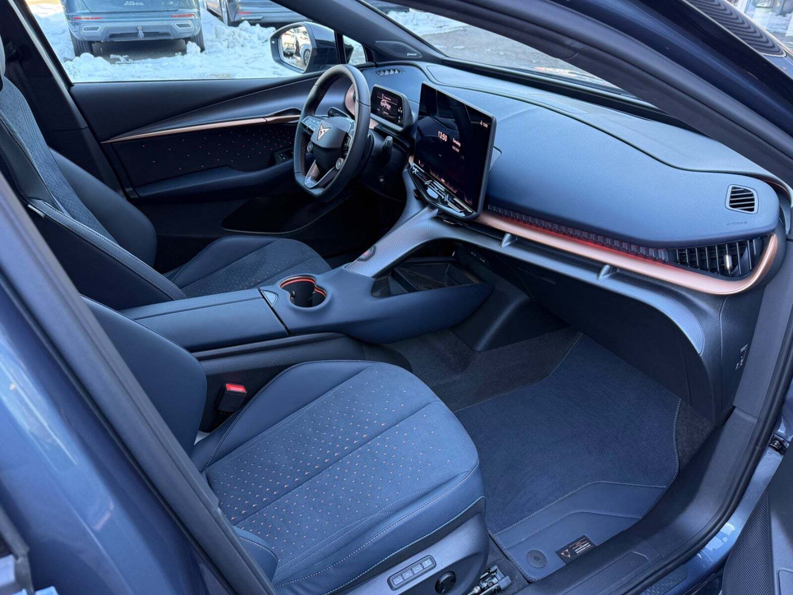 Blå Cupra Tavascan fra 2024