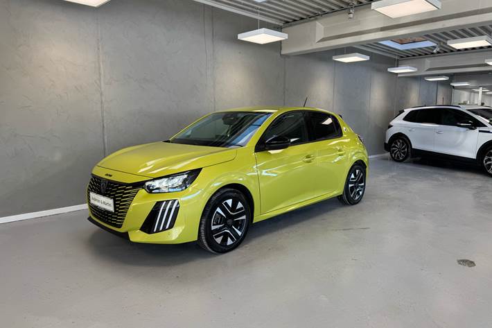 Gul Peugeot e-208 fra 2024 set udefra