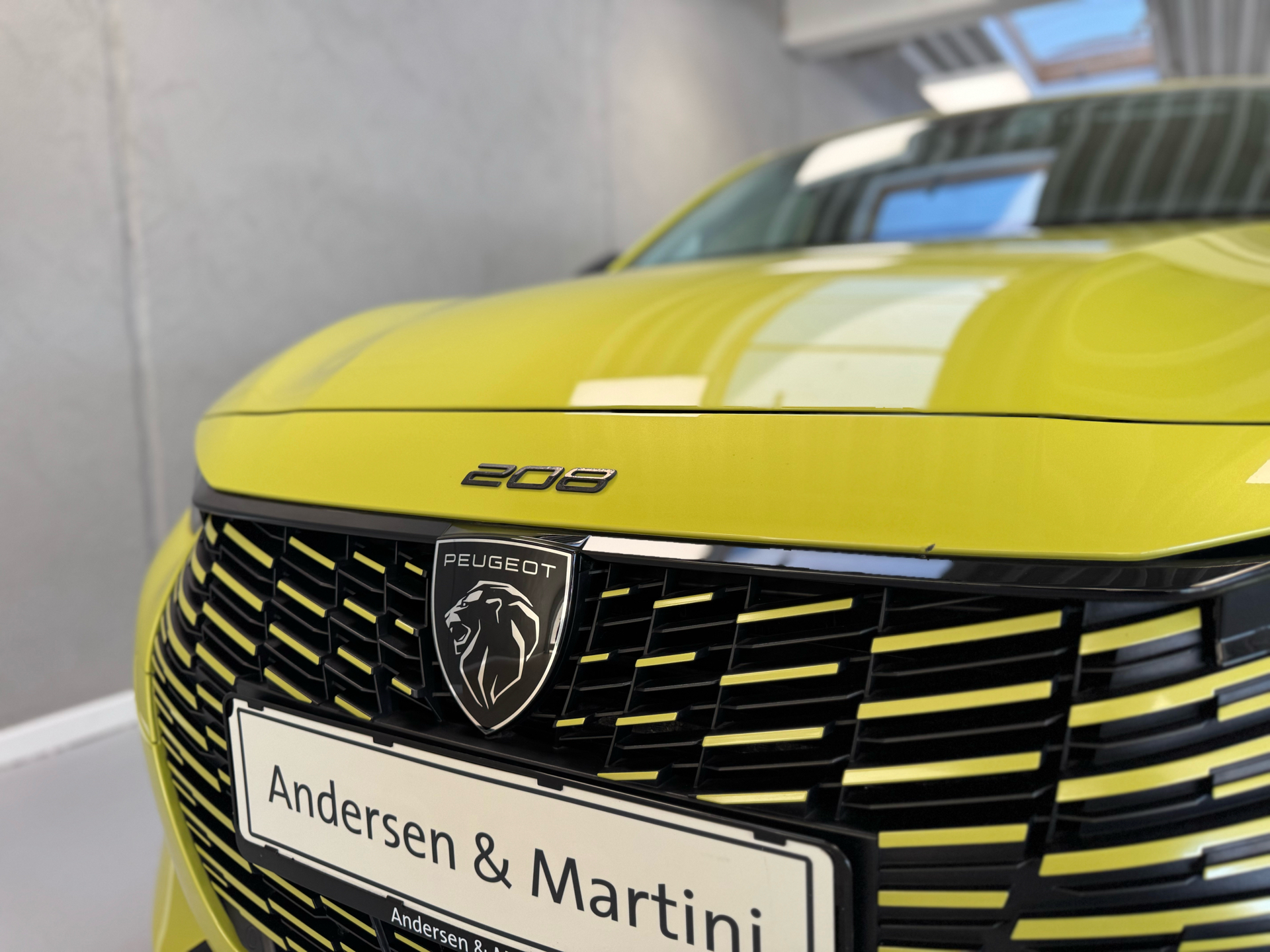 Gul Peugeot e-208 fra 2024