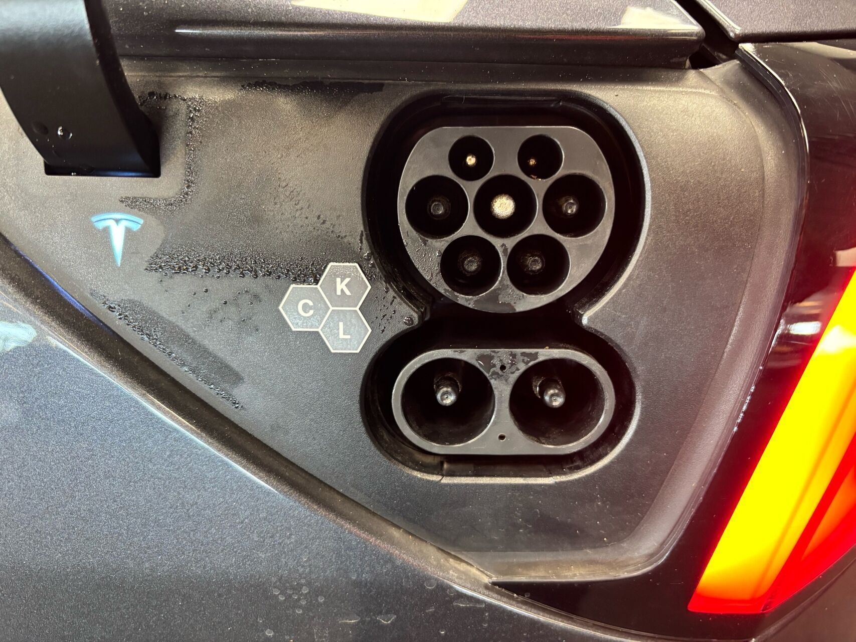 Grå Tesla Model 3 fra 2021