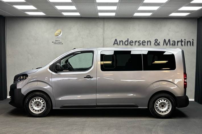 Grå Peugeot e-Traveller fra 2024