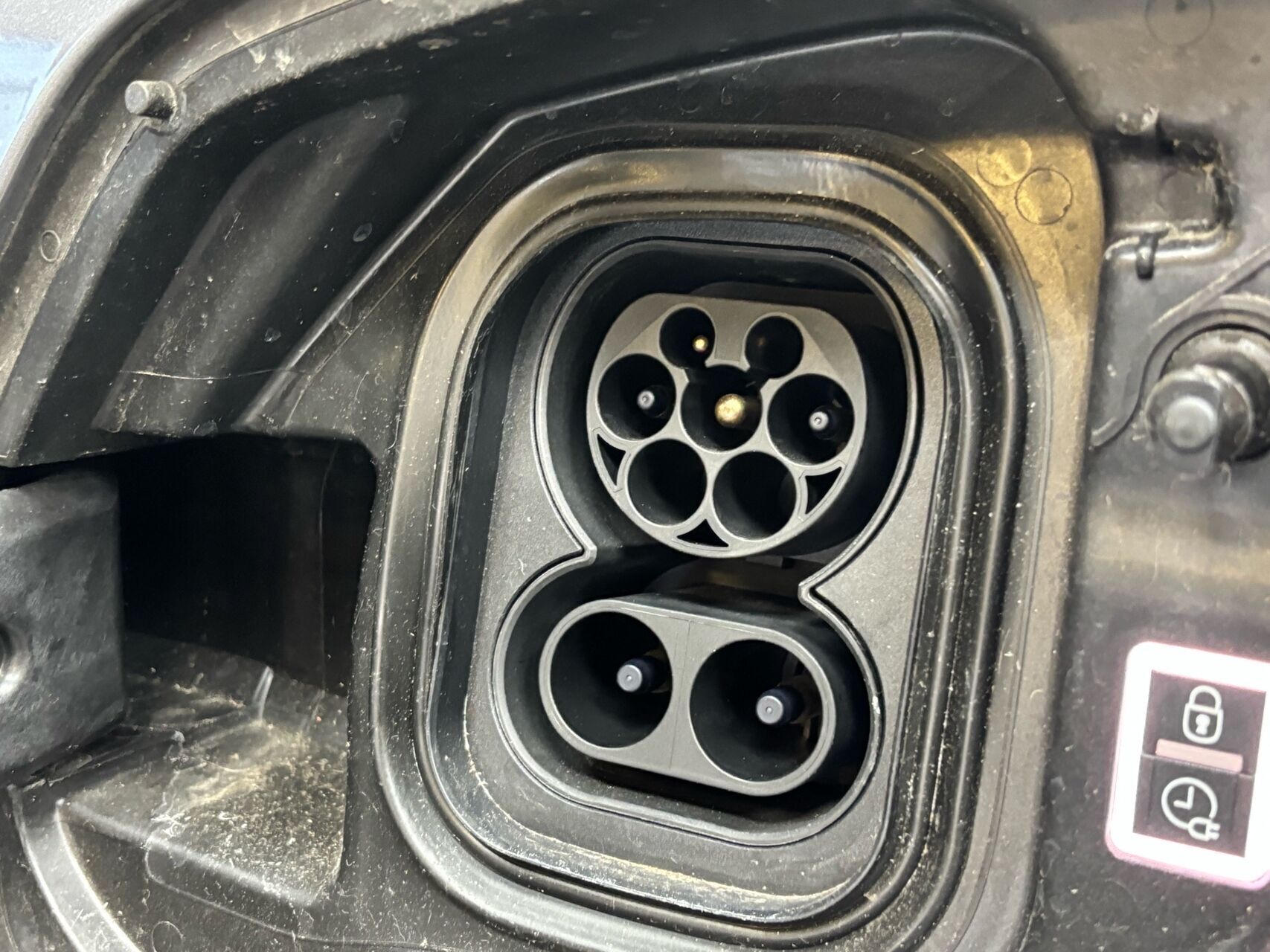 Hvid Peugeot e-Traveller fra 2024