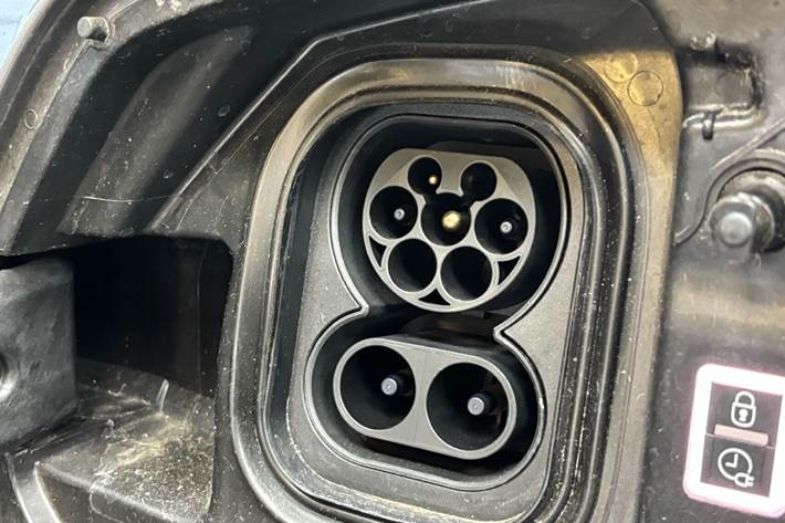 Grå Peugeot e-Traveller fra 2024