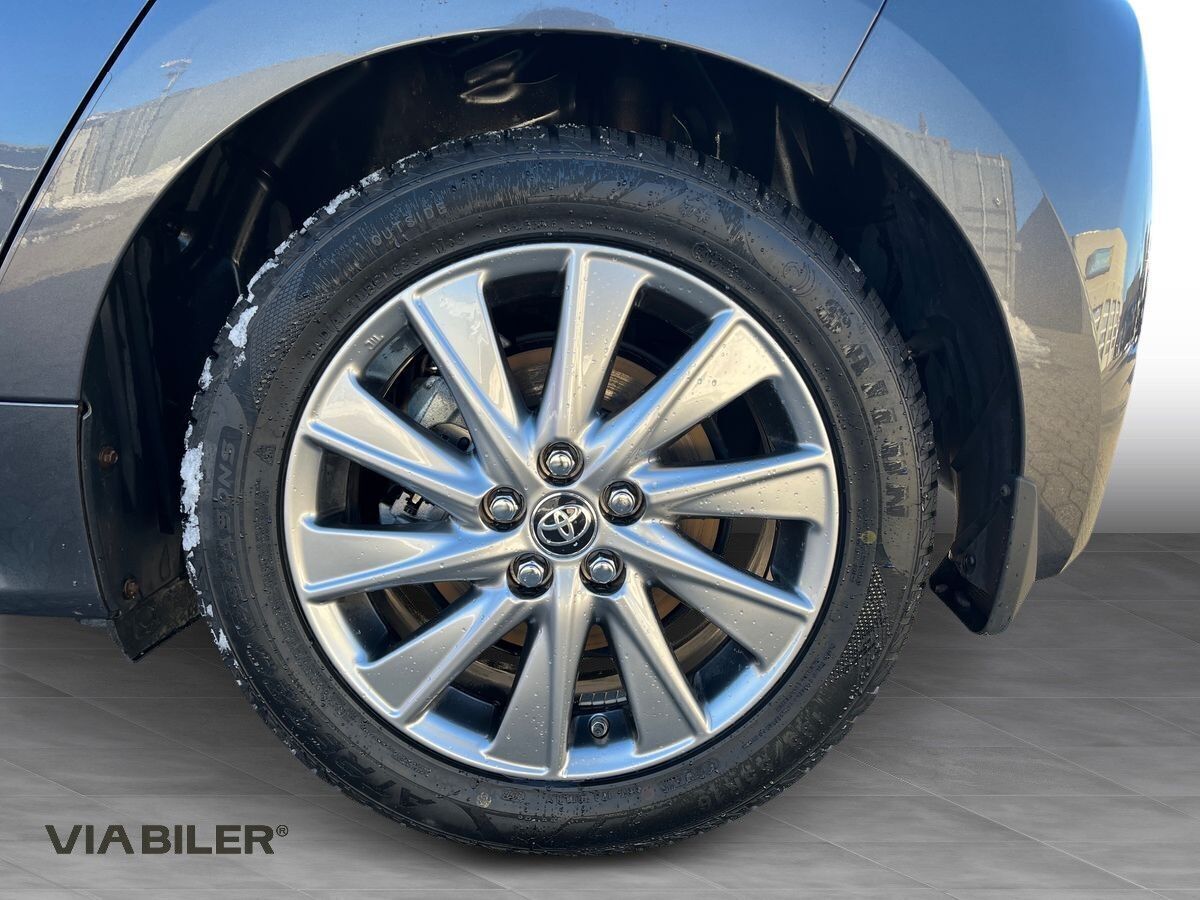 Grå Toyota Yaris fra 2024