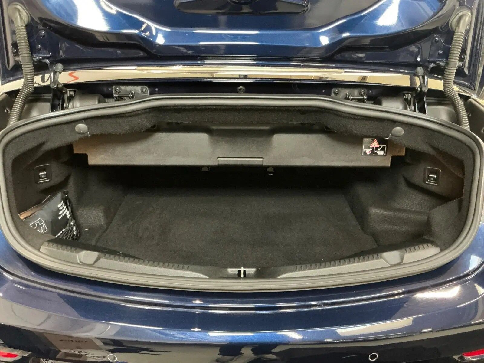 Blå Mercedes E220 d fra 2018