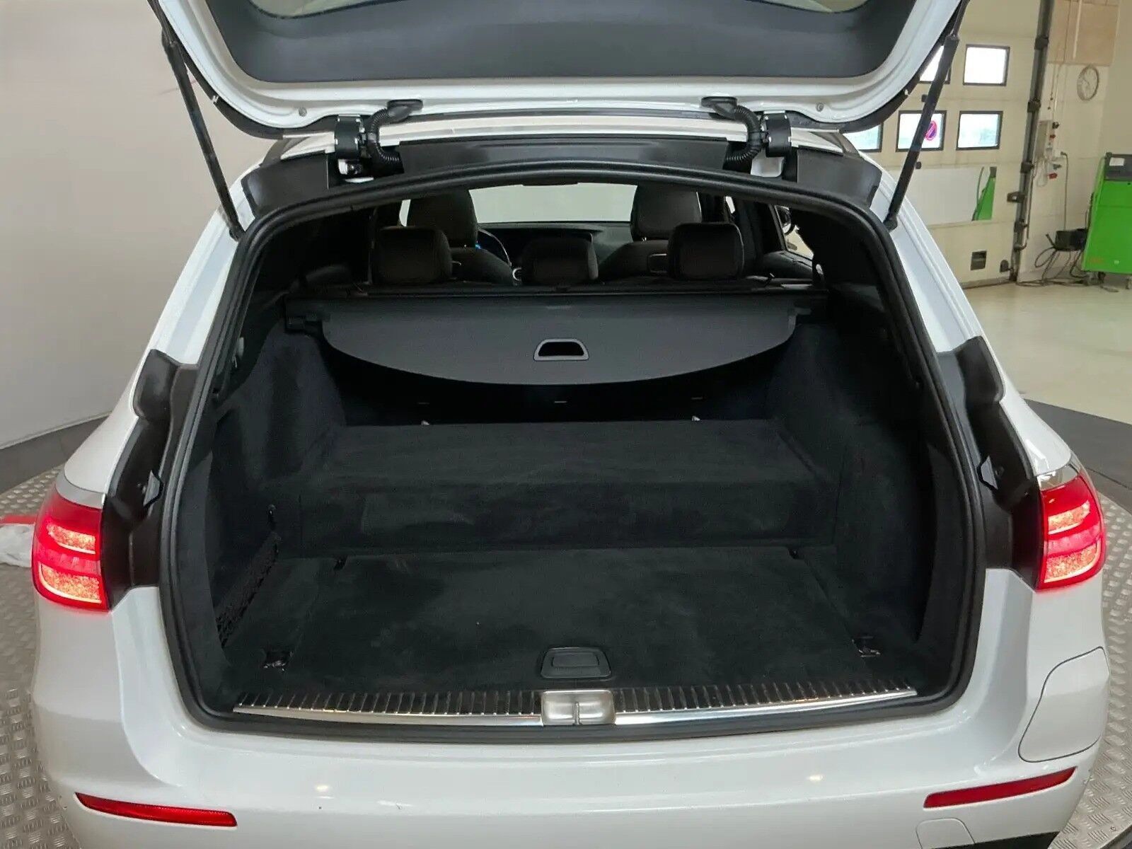 Hvid Mercedes E300 de fra 2019