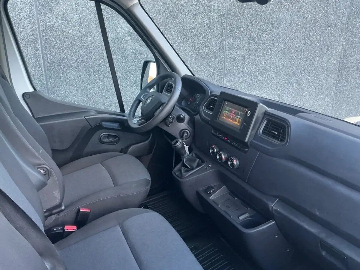 Hvid Renault Master fra 2024