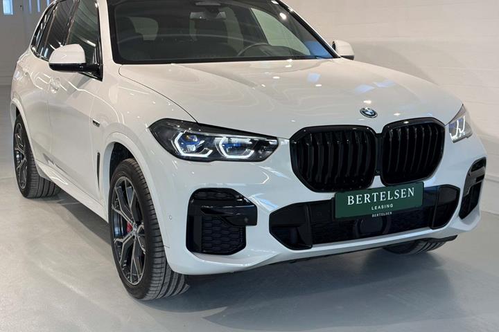 Hvid BMW X5 fra 2022 set udefra