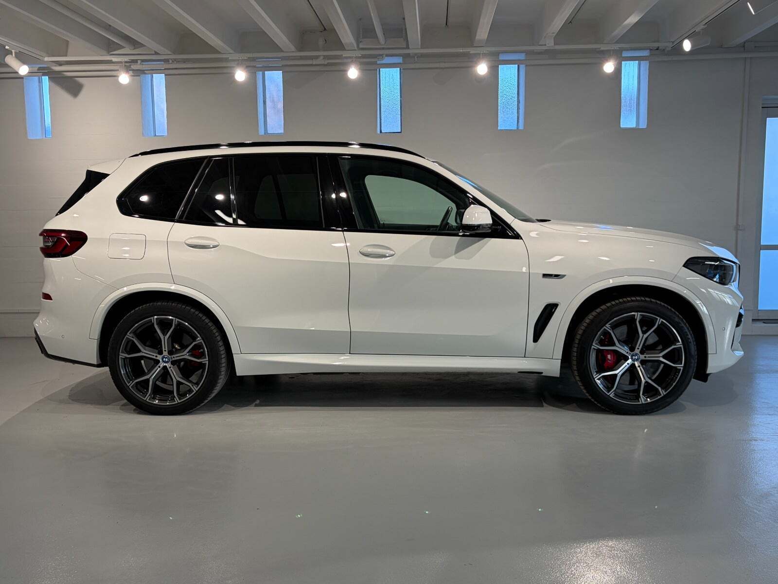 Hvid BMW X5 fra 2022