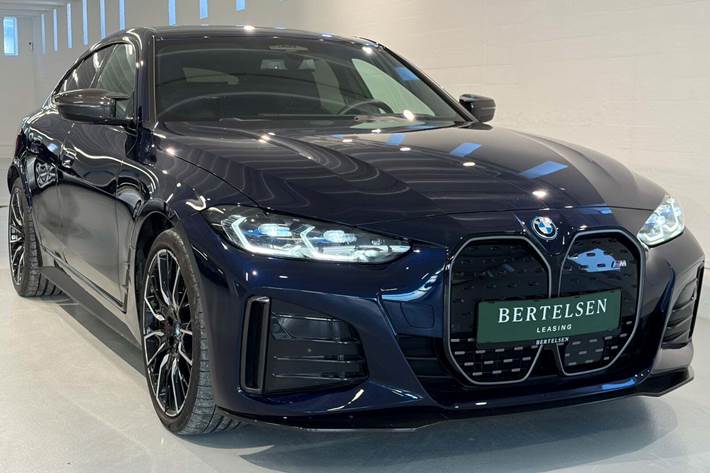 Blå BMW i4 fra 2023 set udefra