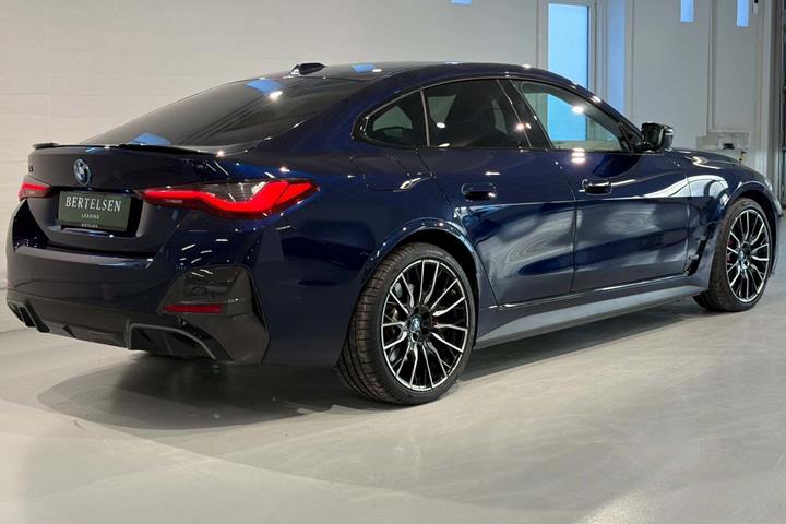 Blå BMW i4 fra 2023