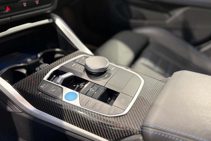 Blå BMW i4 fra 2023