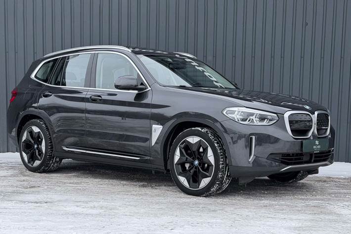 Grå BMW iX3 fra 2021 set udefra