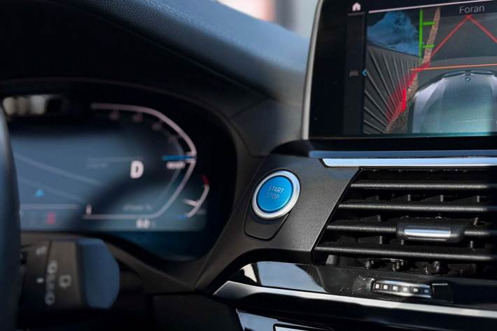 Grå BMW iX3 fra 2021