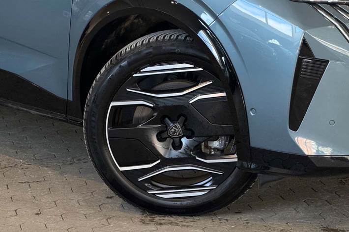 Blå Peugeot e-5008 fra 2024