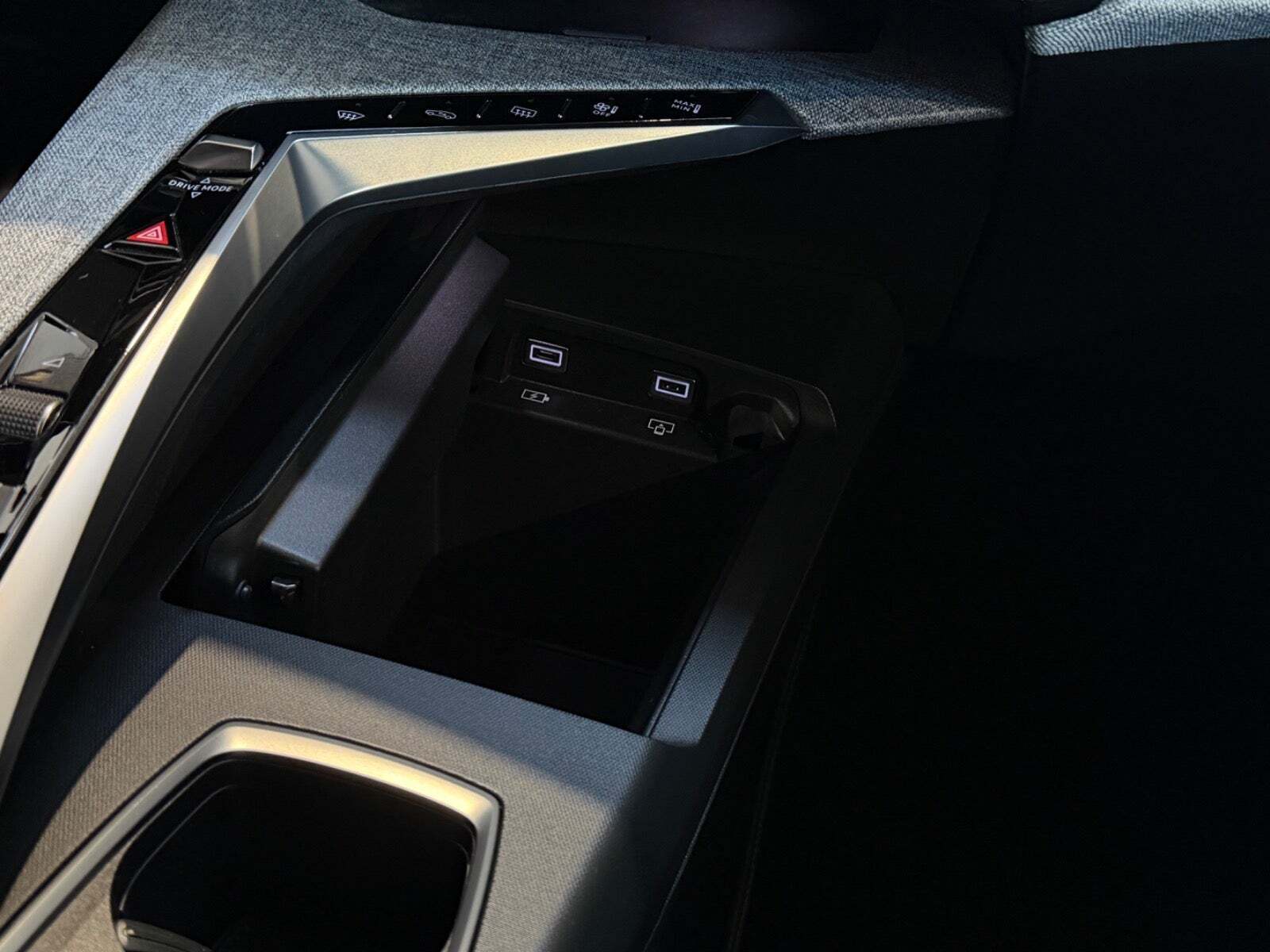 Blå Peugeot e-5008 fra 2024