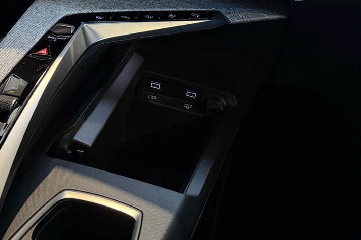 Blå Peugeot e-5008 fra 2024