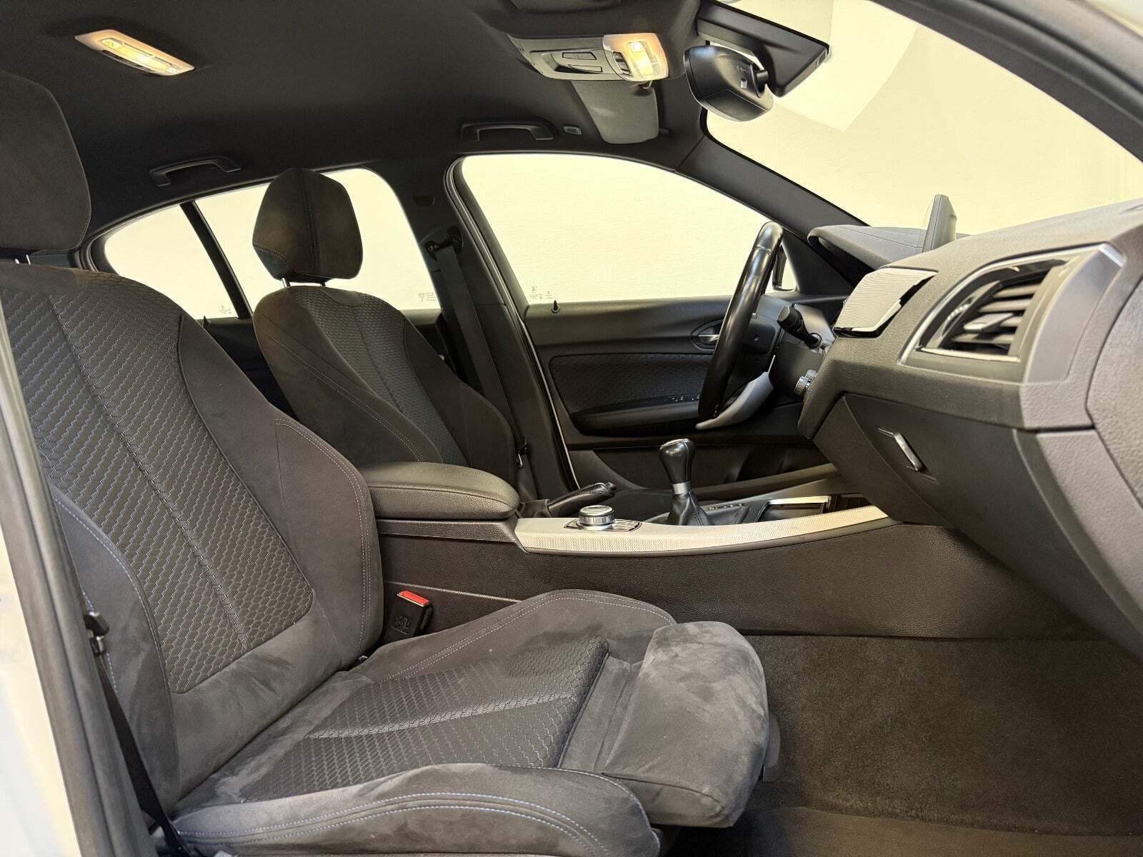 Hvid BMW 118i fra 2018