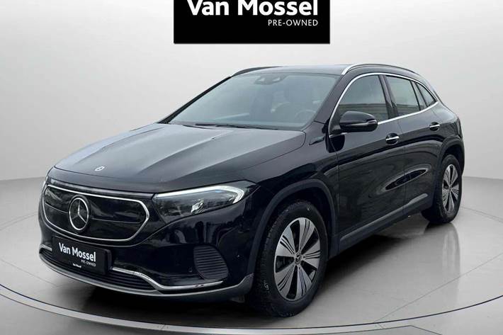 Sort Mercedes EQA250 fra 2022 set udefra