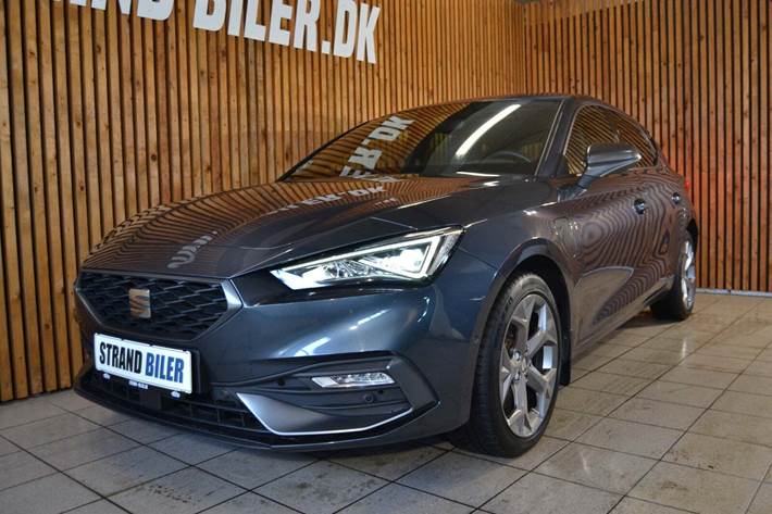 Grå Seat Leon fra 2021 set udefra
