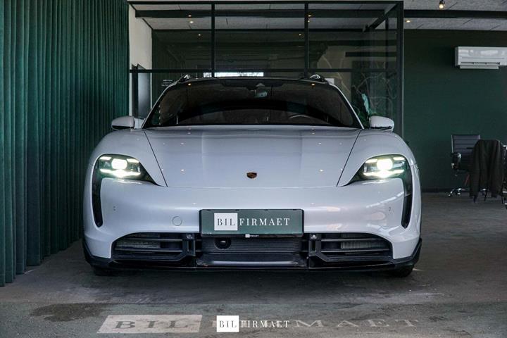 Grå Porsche Taycan Turbo S fra 2022 set udefra