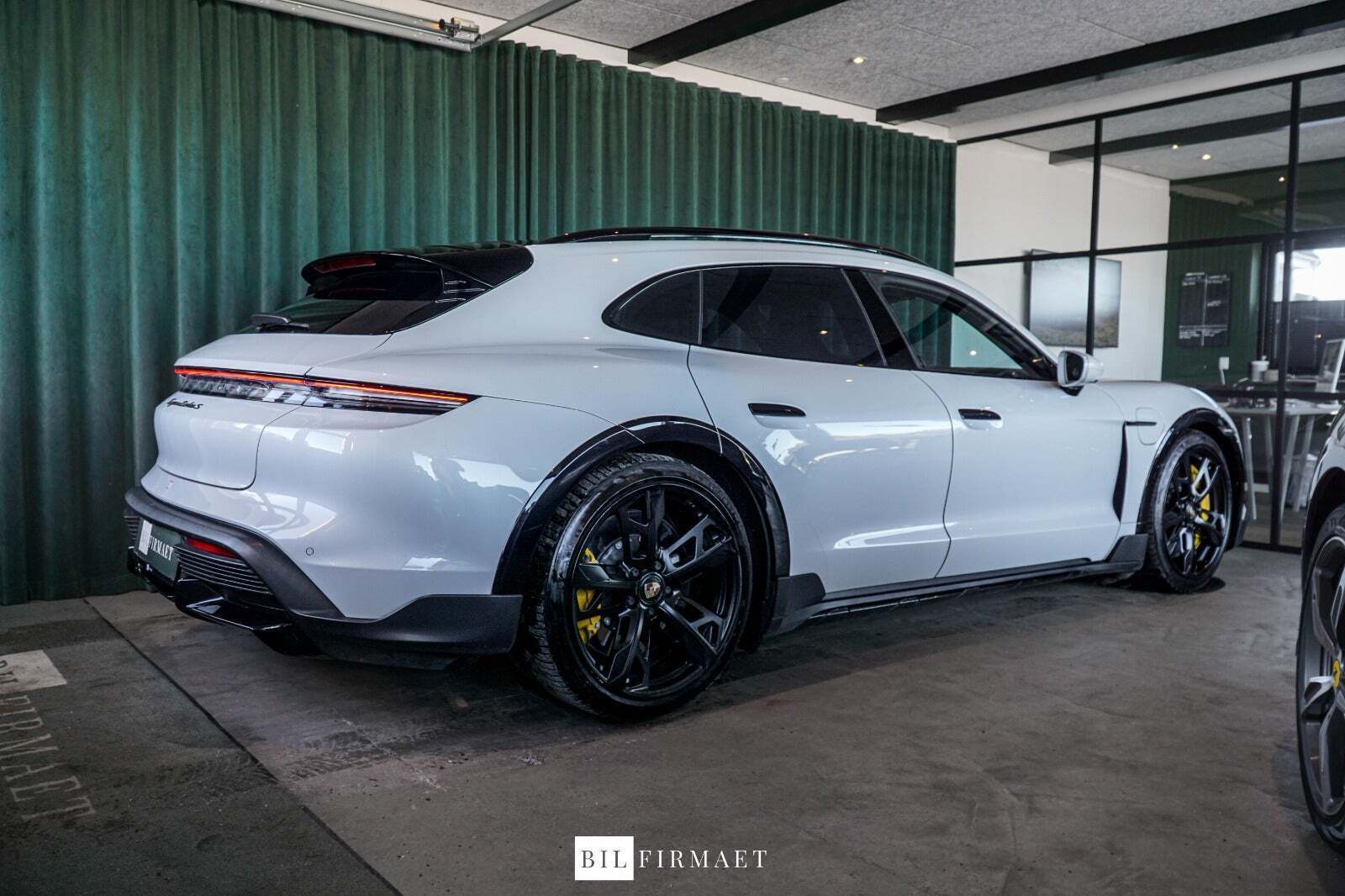 Grå Porsche Taycan Turbo S fra 2022