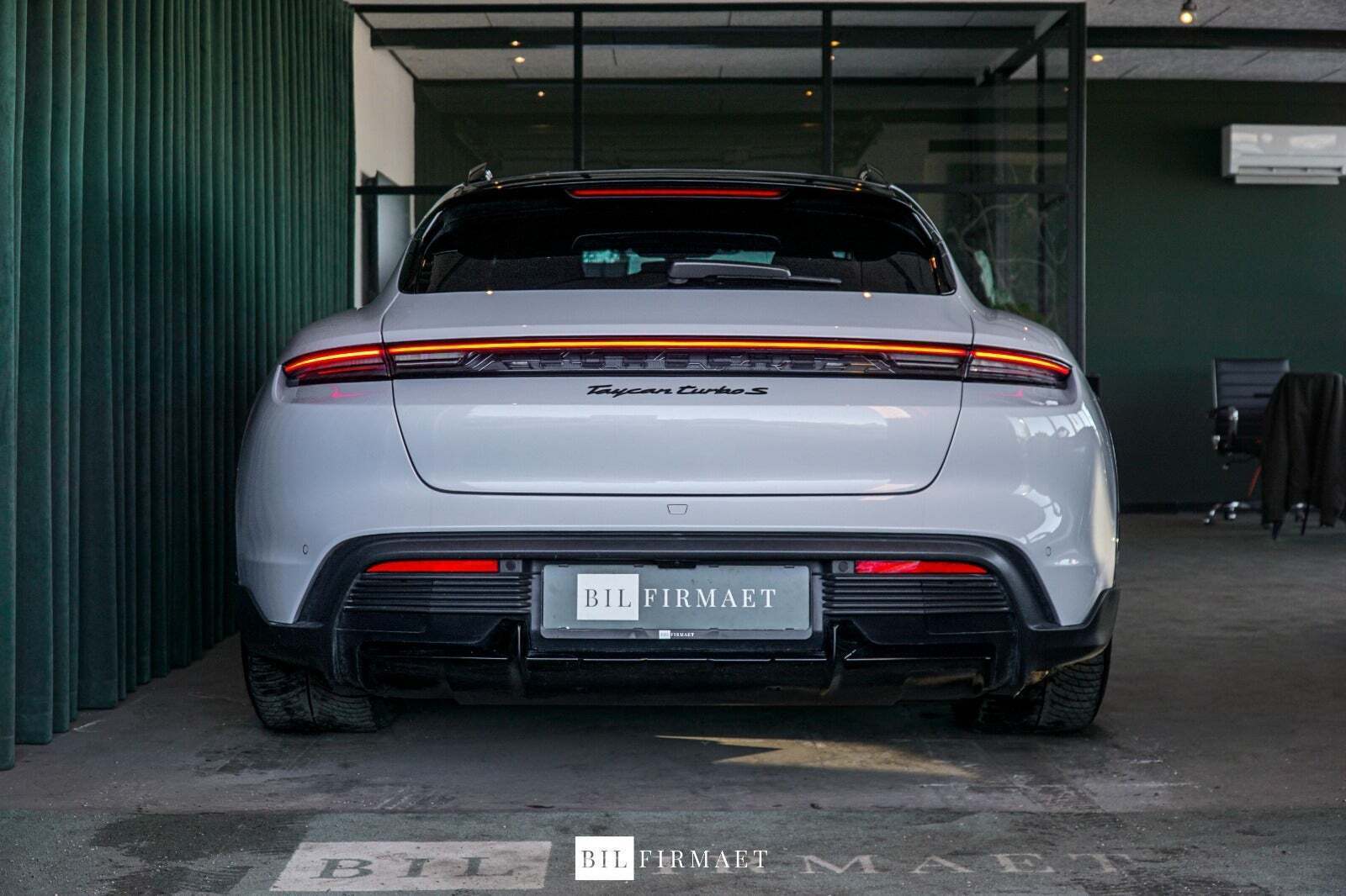 Grå Porsche Taycan Turbo S fra 2022 set udefra