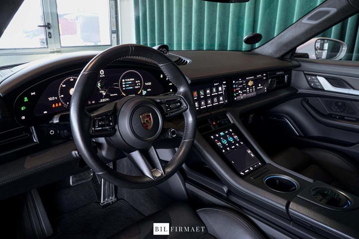 Grå Porsche Taycan Turbo S fra 2022 set indefra