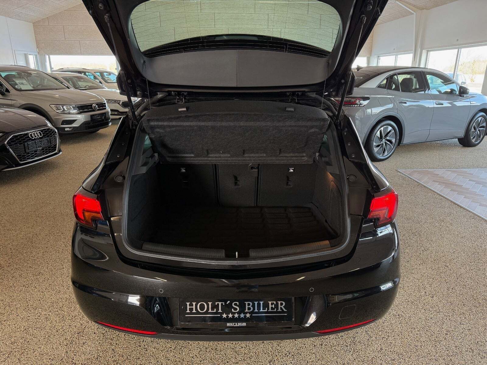 Sort Opel Astra fra 2019