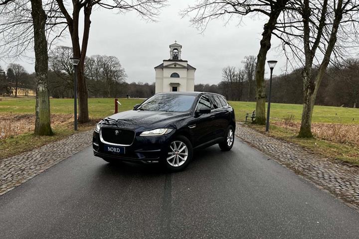 Blå Jaguar F-Pace fra 2019 set udefra