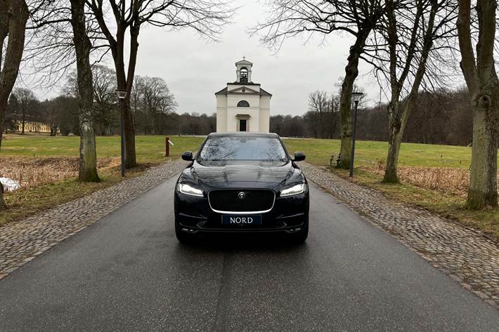 Blå Jaguar F-Pace fra 2019