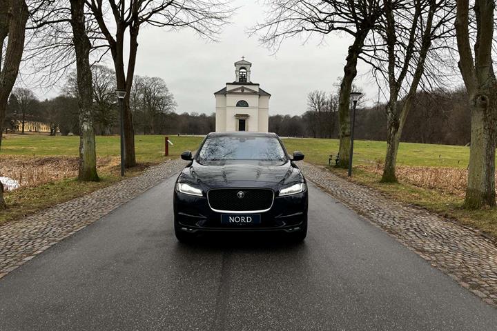 Blå Jaguar F-Pace fra 2019