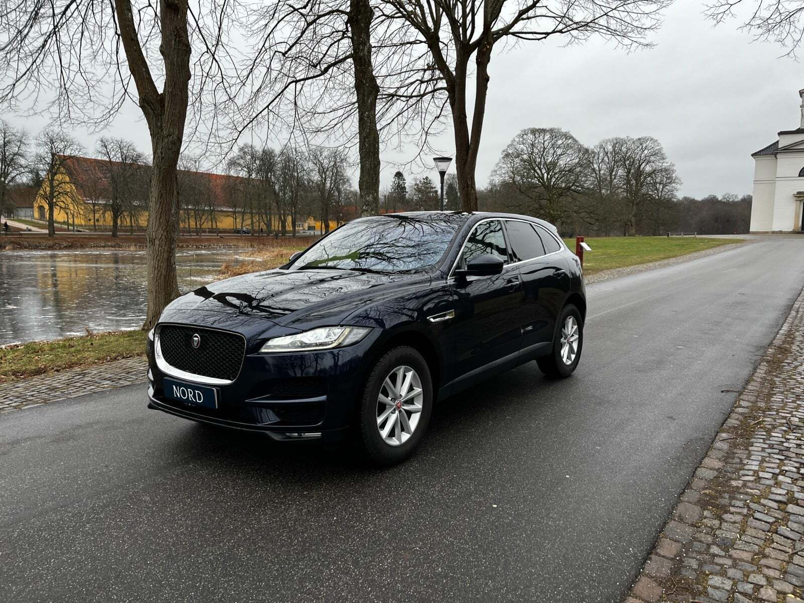 Blå Jaguar F-Pace fra 2019