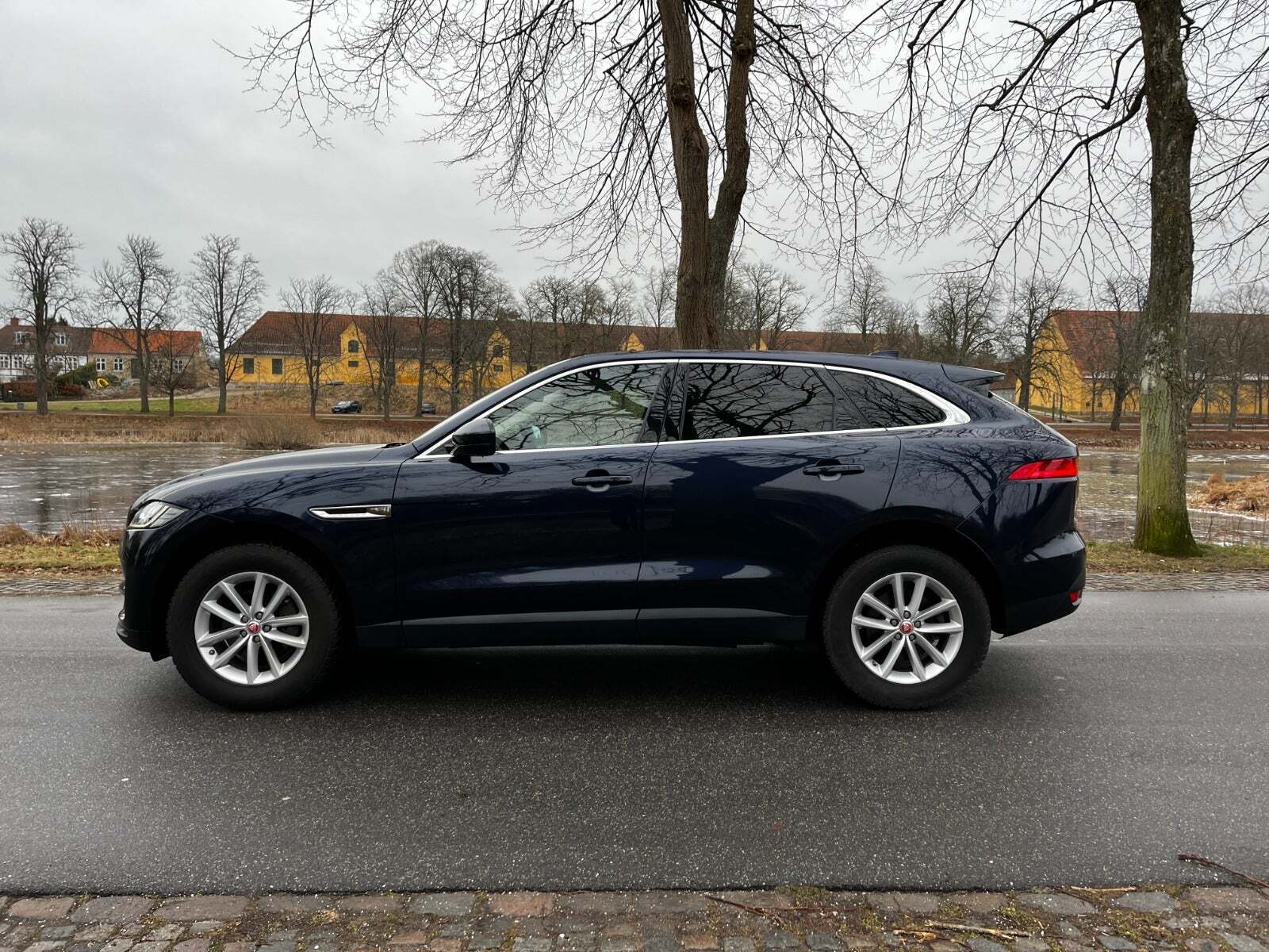Blå Jaguar F-Pace fra 2019