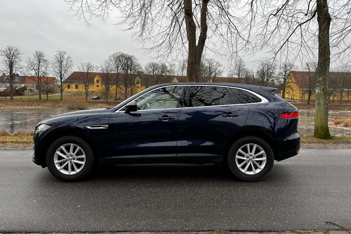 Blå Jaguar F-Pace fra 2019