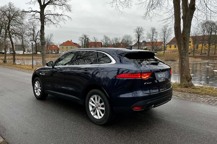 Blå Jaguar F-Pace fra 2019