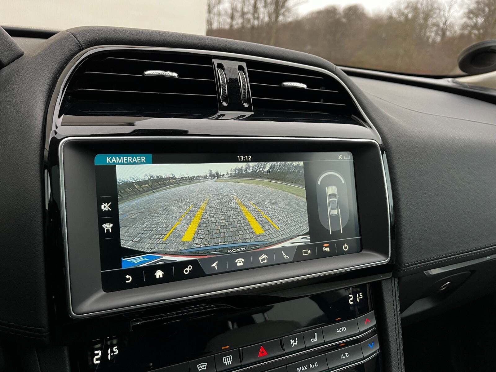 Blå Jaguar F-Pace fra 2019