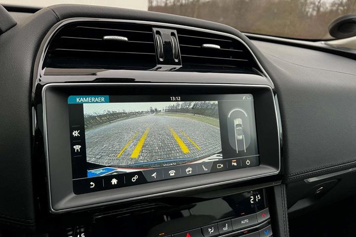 Blå Jaguar F-Pace fra 2019