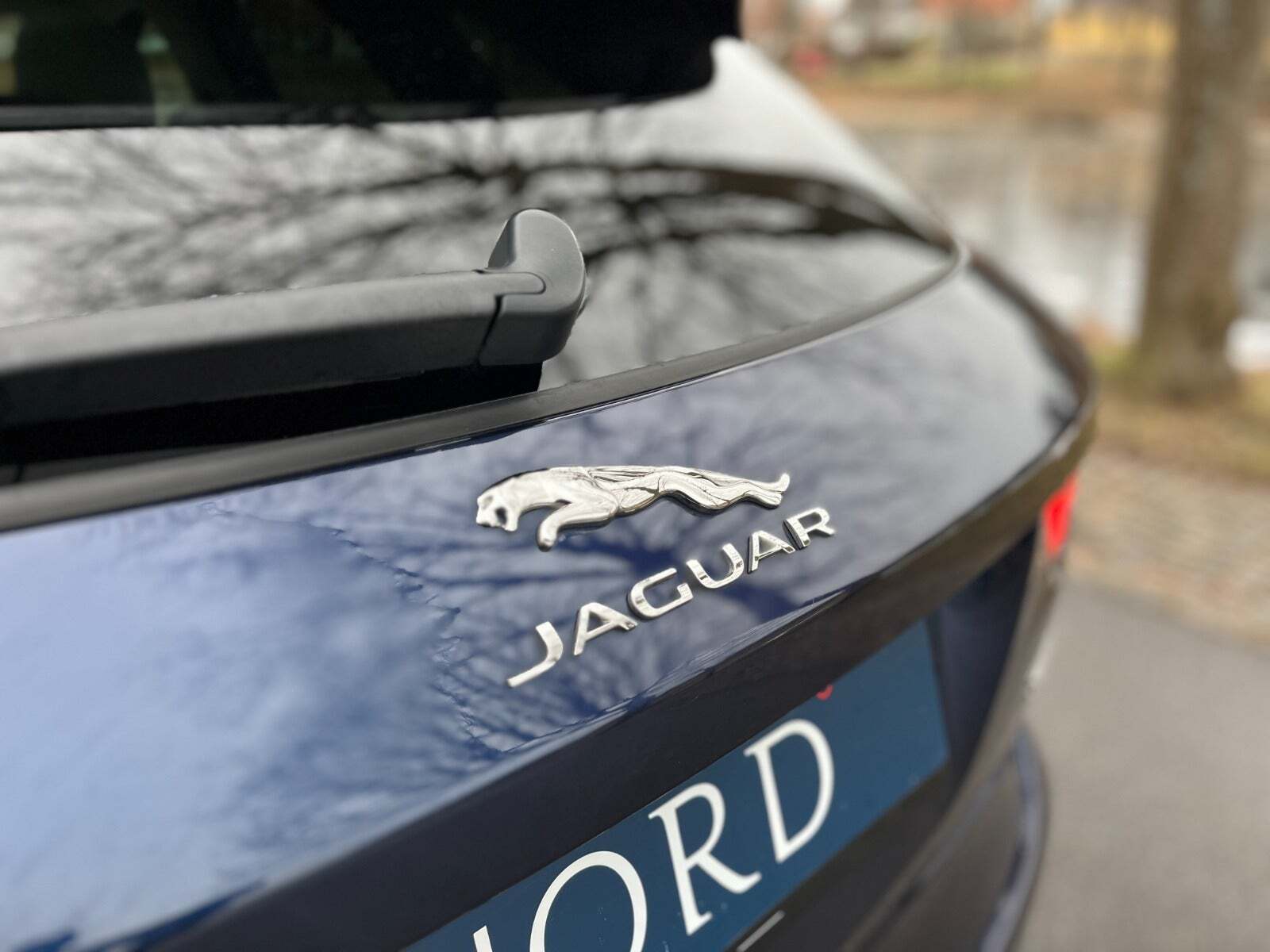 Blå Jaguar F-Pace fra 2019