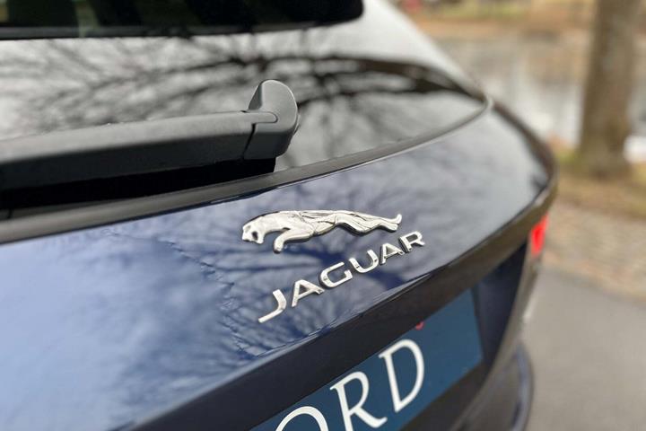 Blå Jaguar F-Pace fra 2019