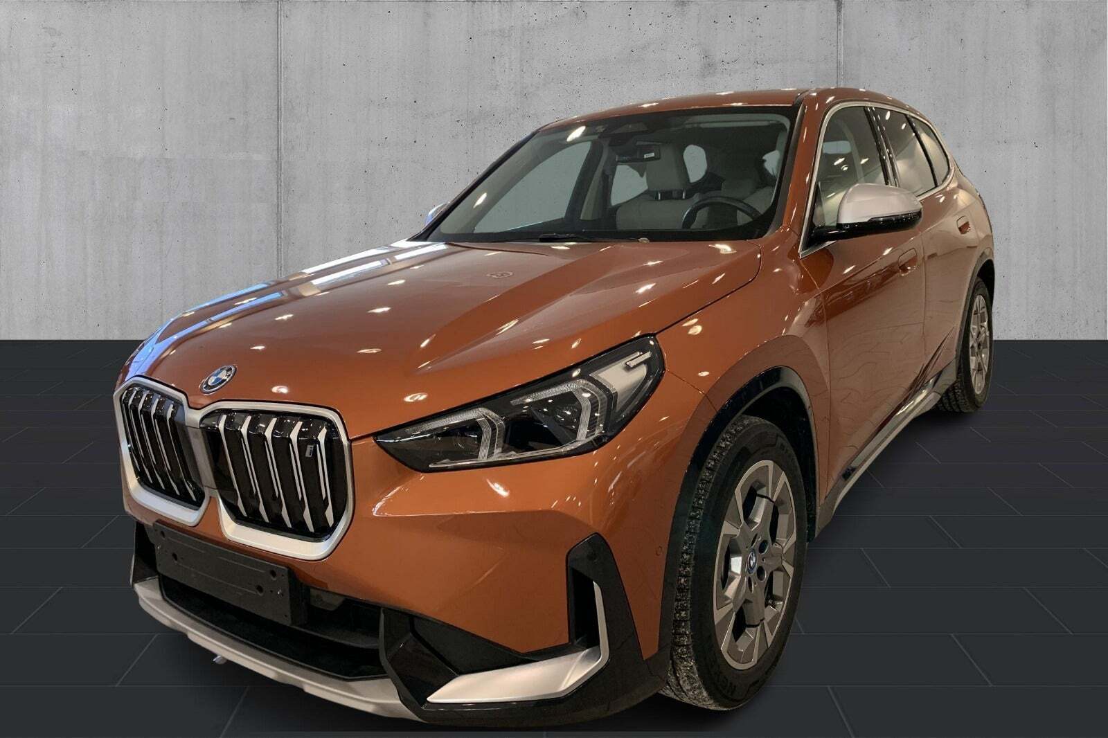Orange BMW iX1 fra 2023