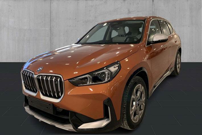 Orange BMW iX1 fra 2023 set udefra