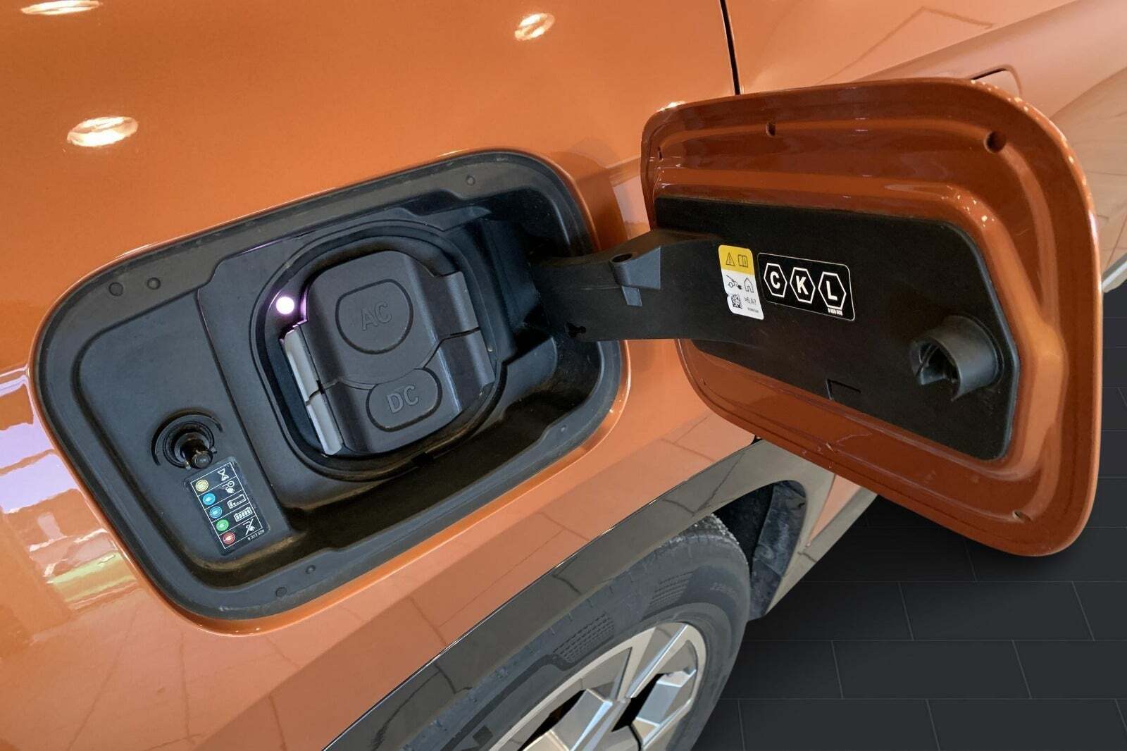 Orange BMW iX1 fra 2023