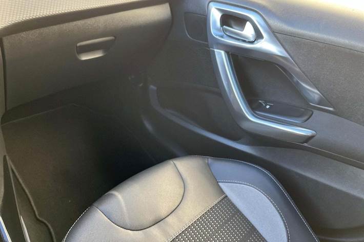 Rød Peugeot 2008 fra 2018