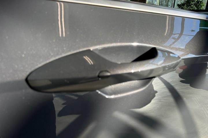 Grå Hyundai Kona fra 2025
