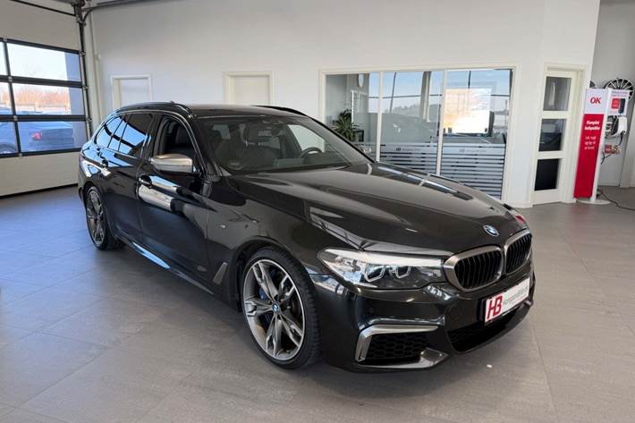 Sort BMW M550d fra 2018 set udefra