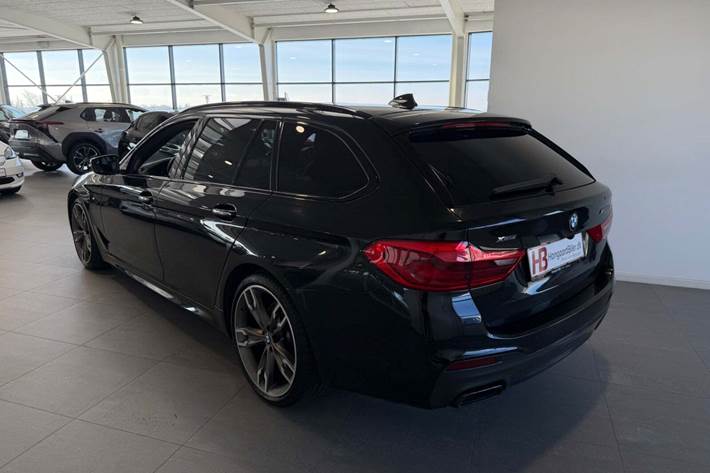 Sort BMW M550d fra 2018 set udefra