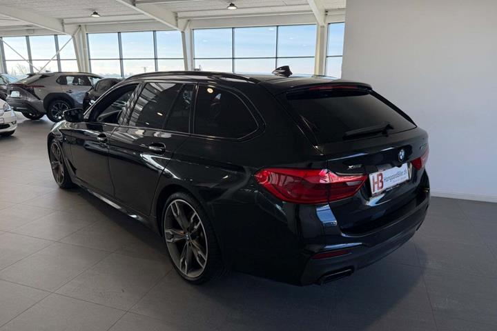 Sort BMW M550d fra 2018 set udefra