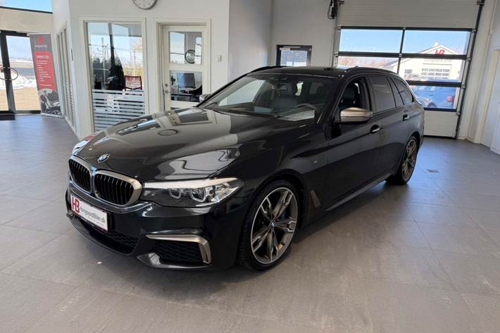 Sort BMW M550d fra 2018 set udefra