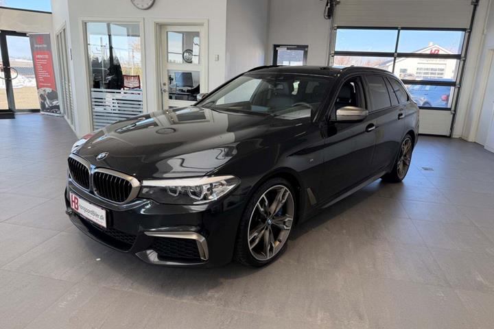 Sort BMW M550d fra 2018 set udefra